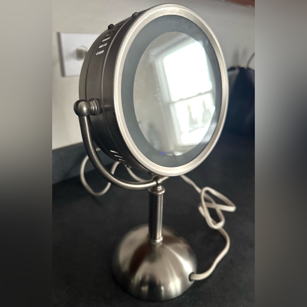 7” Tabletop Lighted Makeup Mirror Dual Sided 1X & 5X Magnification Makeup Vanity